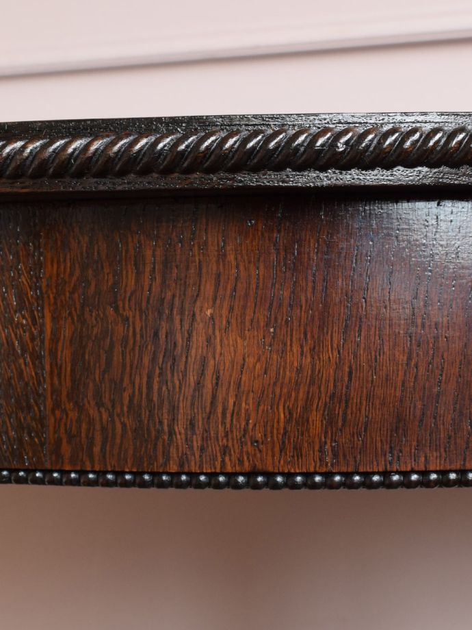 英国アンティーク家具らしい装飾