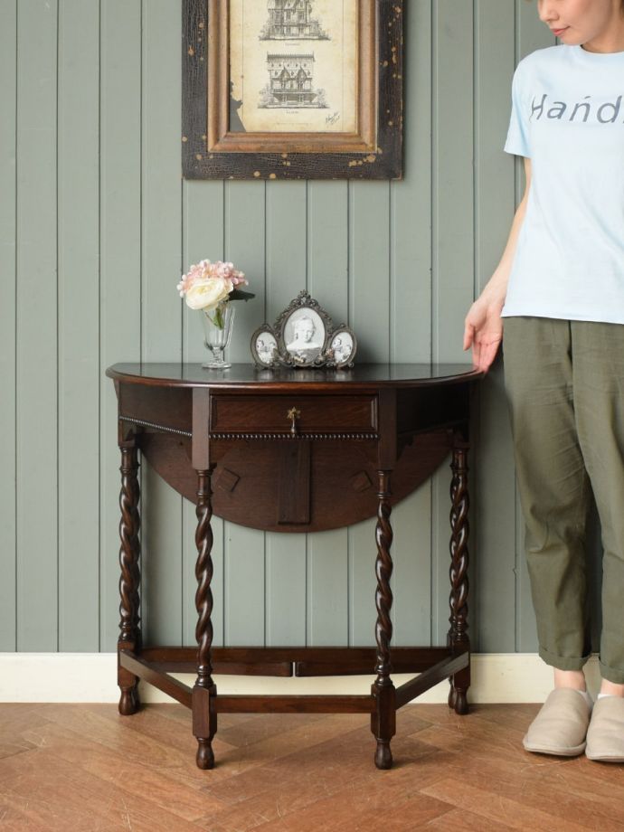 英国アンティークのコンソールテーブル