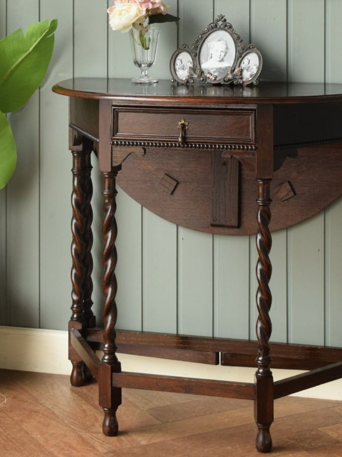 アンティーク家具らしさが漂うコンソールテーブル