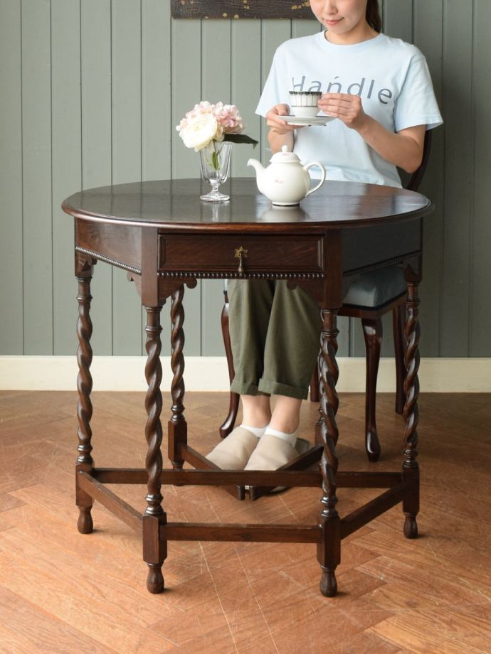 アンティークのオケージョナルテーブル