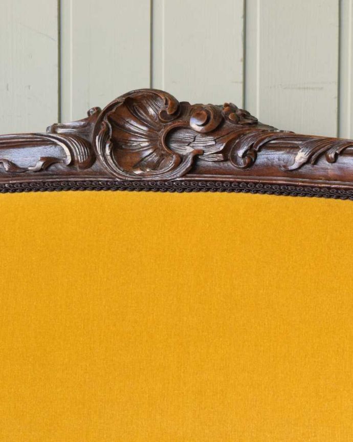 セティ・ソファ・ベンチ アンティーク チェア フランスで見つけた高級感溢れる上質なアンティーク2Pソファ(セティ)。惚れ惚れしちゃう美しさこんなに堅い無垢材に一体どうやって彫ったんだろう?と不思議になるくらい細かい彫にうっとりです。(q-335-c)