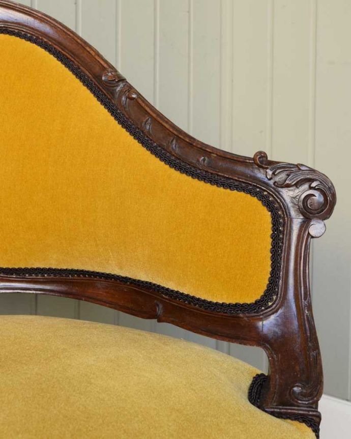 セティ・ソファ・ベンチ アンティーク チェア フランスで見つけた高級感溢れる上質なアンティーク2Pソファ(セティ)。アーム部分にも注目肘を掛けておけるアームチェアは座ったときにやっぱりラク。(q-335-c)