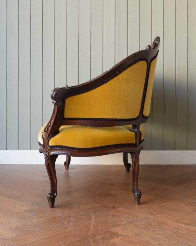 セティ・ソファ・ベンチ アンティーク チェア フランスで見つけた高級感溢れる上質なアンティーク2Pソファ(セティ)。横から見ても綺麗な装飾が楽しめます。(q-335-c)