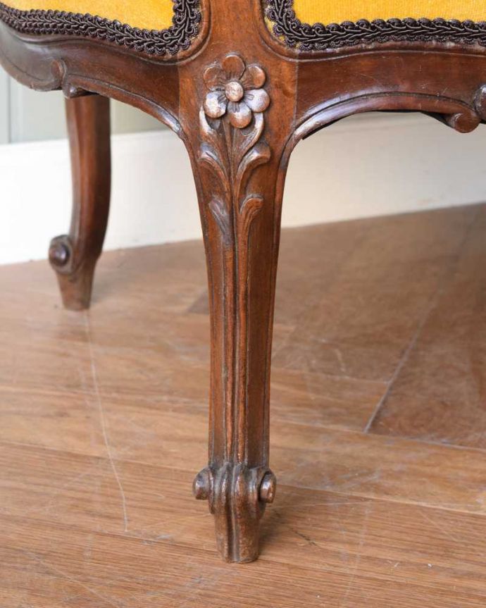 セティ・ソファ・ベンチ アンティーク チェア フランスで見つけた高級感溢れる上質なアンティーク2Pソファ(セティ)。うっとりするほど細かい彫り芸術作品のようなデザインに思わずうっとりしてしまいます。(q-335-c)