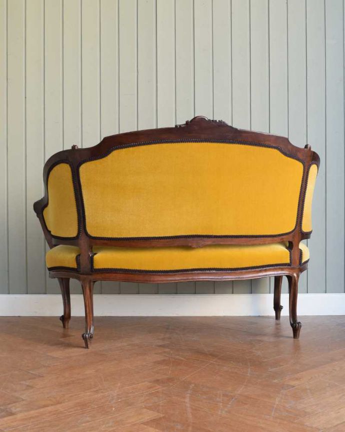 セティ・ソファ・ベンチ アンティーク チェア フランスで見つけた高級感溢れる上質なアンティーク2Pソファ(セティ)。後ろ姿を見ても完璧な美しさアンティークは新品ではないので、もちろん経年変化によるキズはありますがHandleでは専門の職人がしっかり修復しています。(q-335-c)