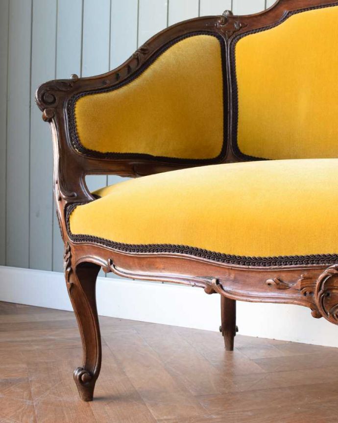 セティ・ソファ・ベンチ アンティーク チェア フランスで見つけた高級感溢れる上質なアンティーク2Pソファ(セティ)。床を滑らせて移動出来ますHandleではアンティークチェアの脚の裏にフェルトキーパーをお付けしています。(q-335-c)