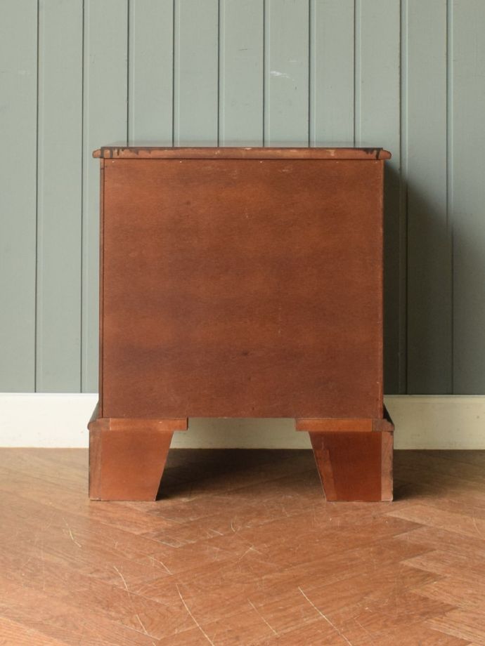 チェストの後ろ姿