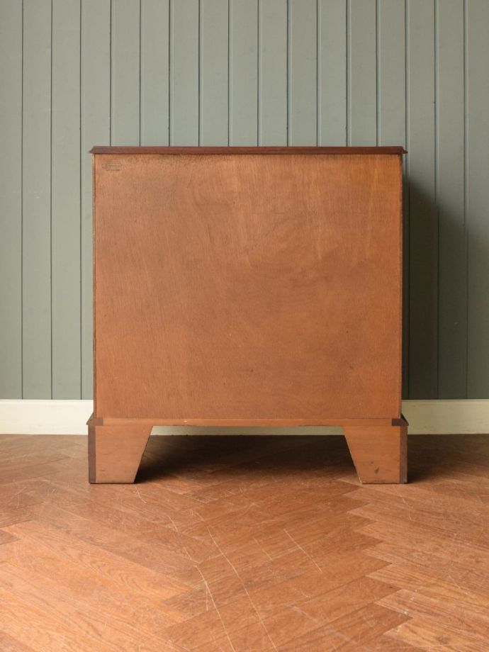 アンティークチェストの後ろ姿