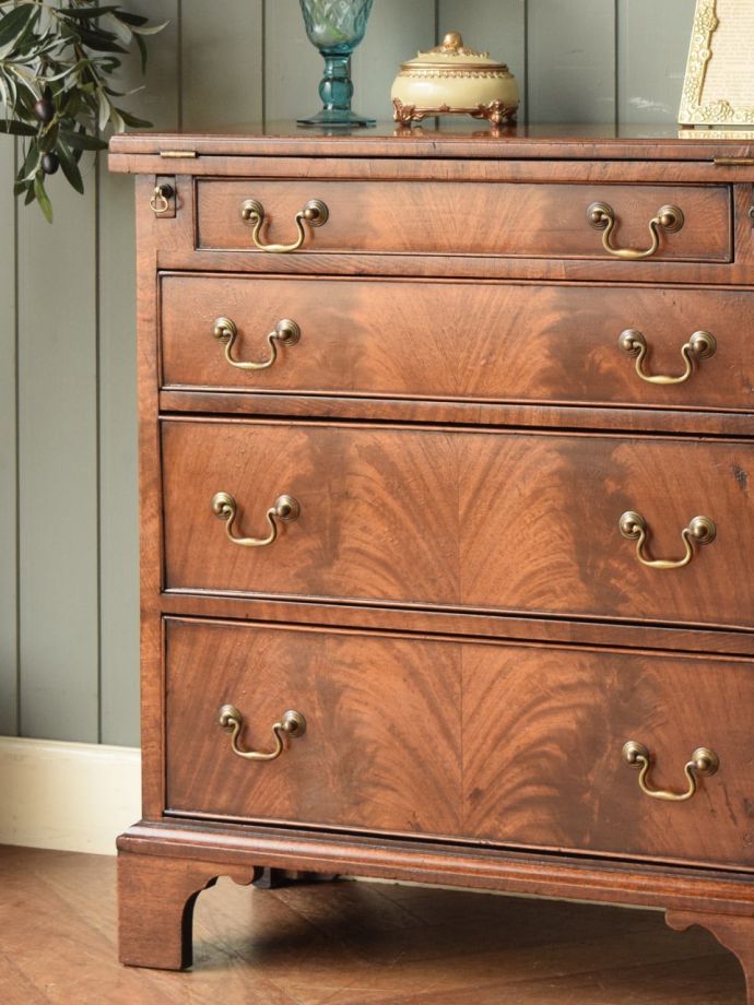 アンティークチェストの美しい木目