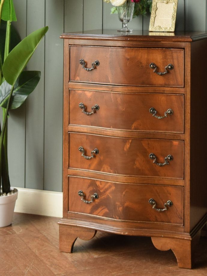 アンティークチェストの美しい木目