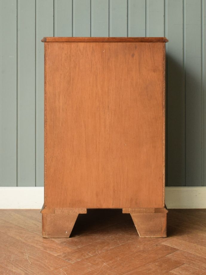 チェストの後ろ姿