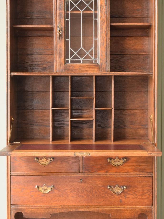 アンティークビューローの中