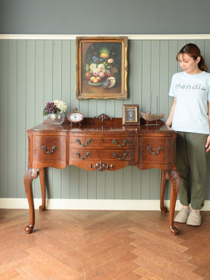 英国アンティークのサイドボード