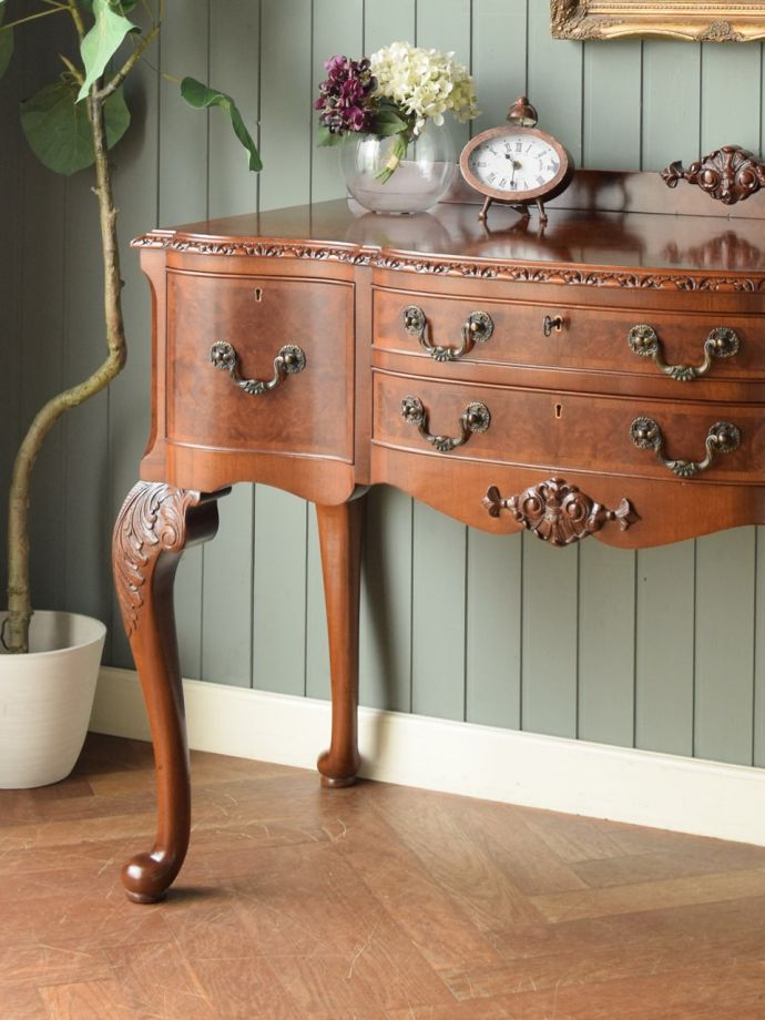 アンティーク家具らしい美しい杢目