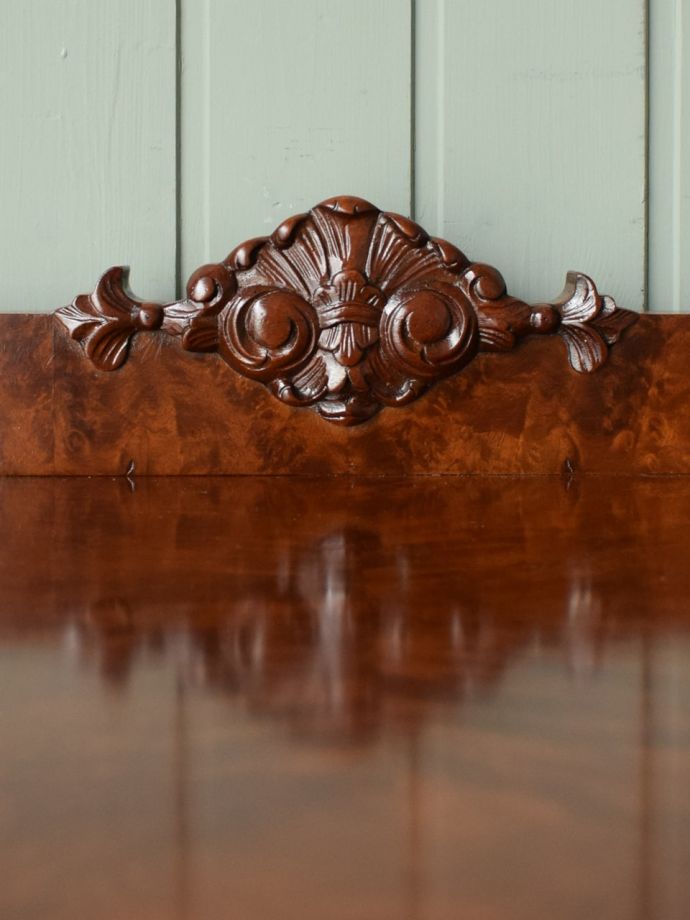 アンティーク家具らしい装飾