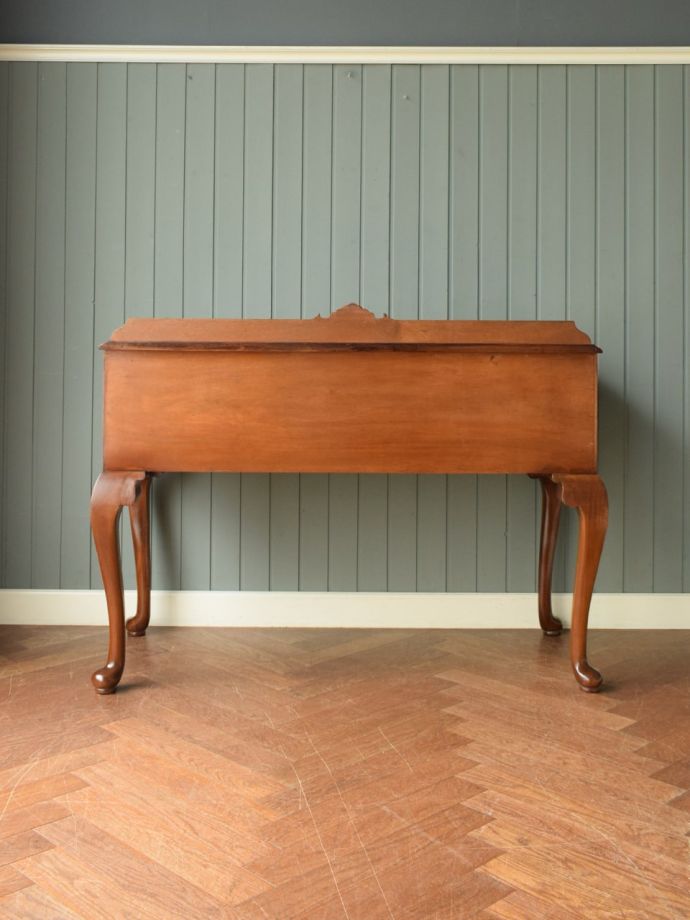 サイドボードの後ろ姿