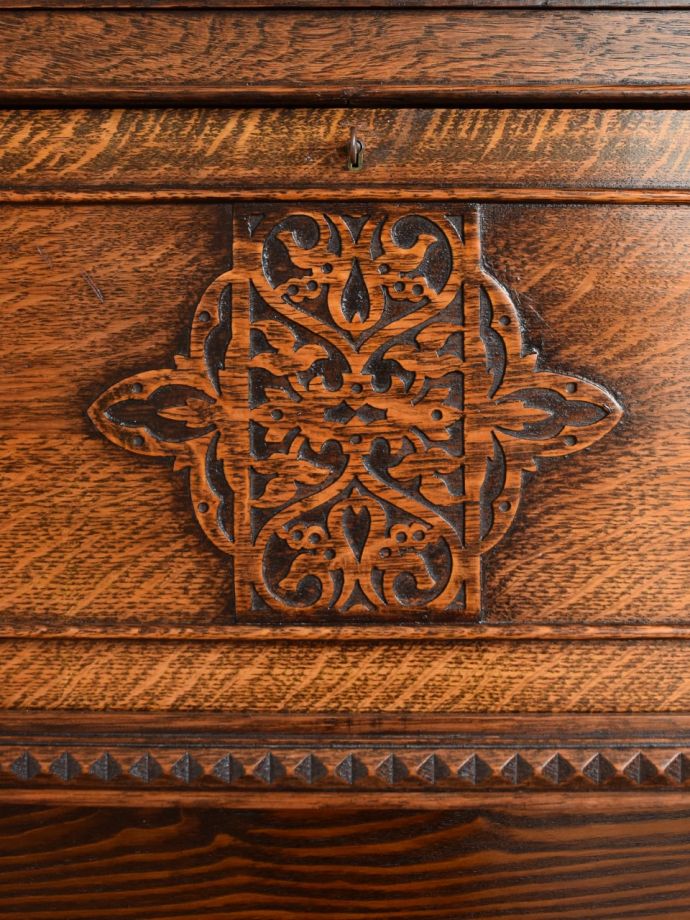 アンティーク家具の装飾