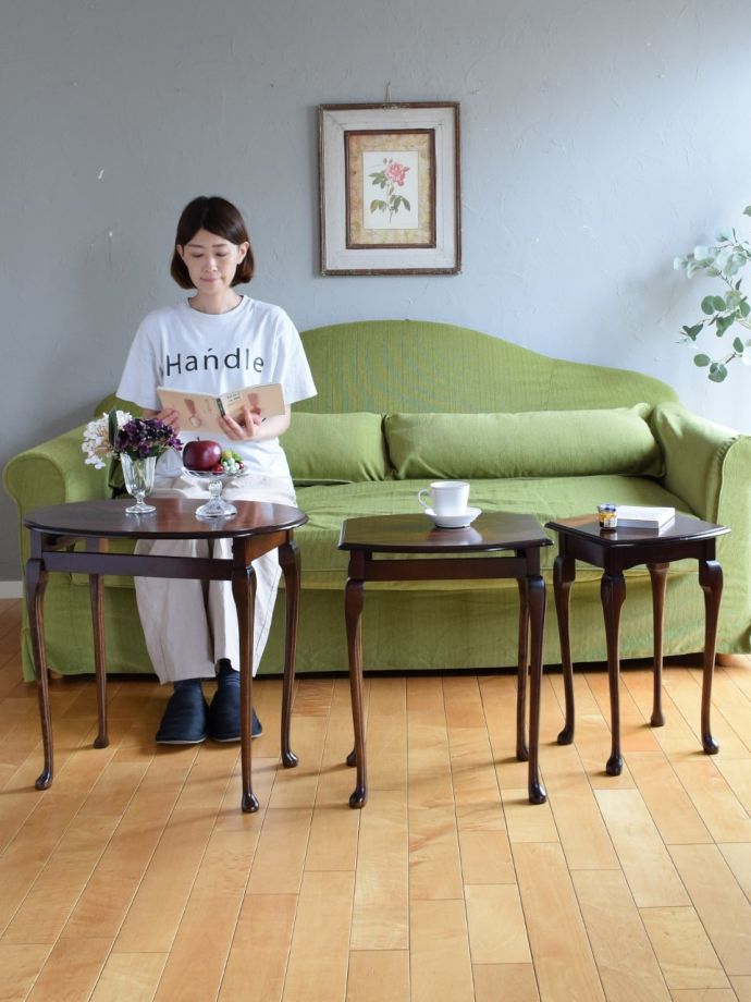 アンティークのネストテーブル