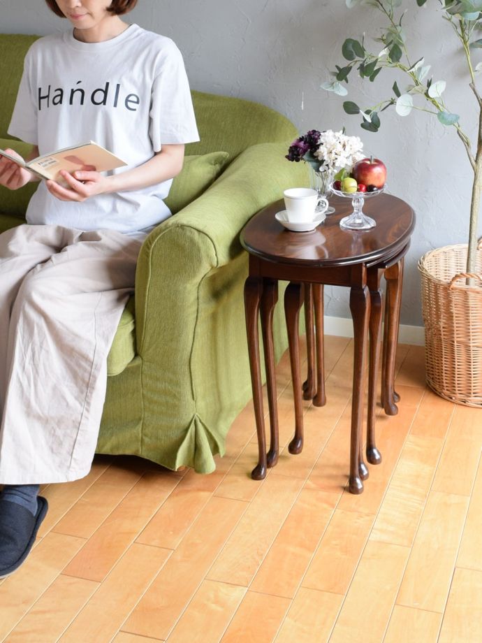 英国スタイルのアンティークテーブル