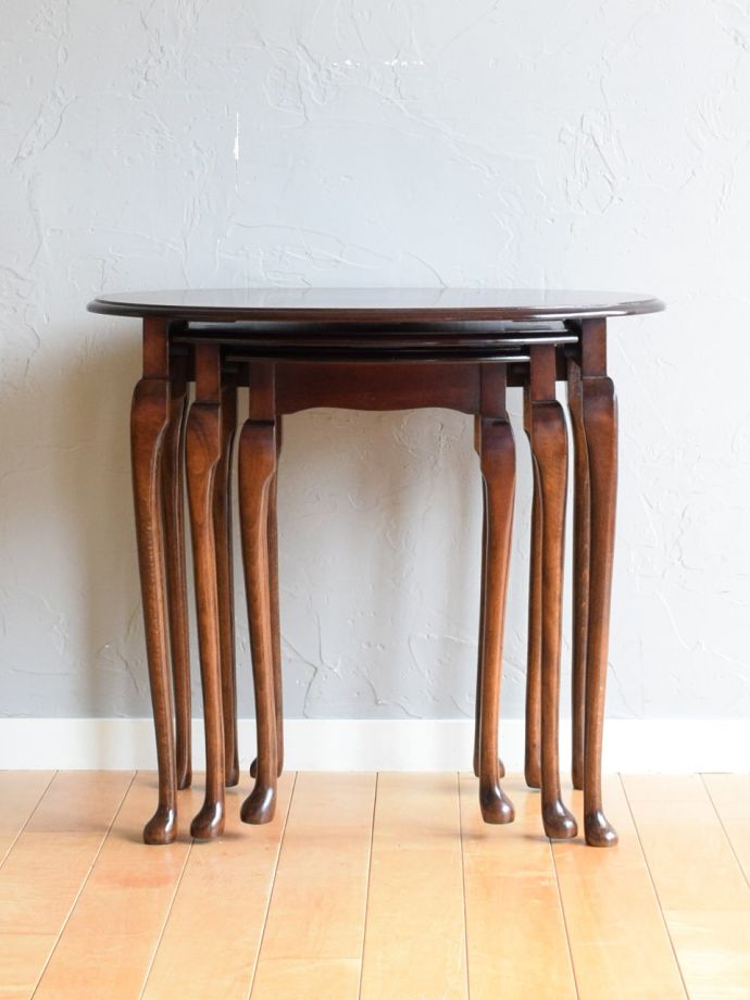 アンティークのネストテーブル