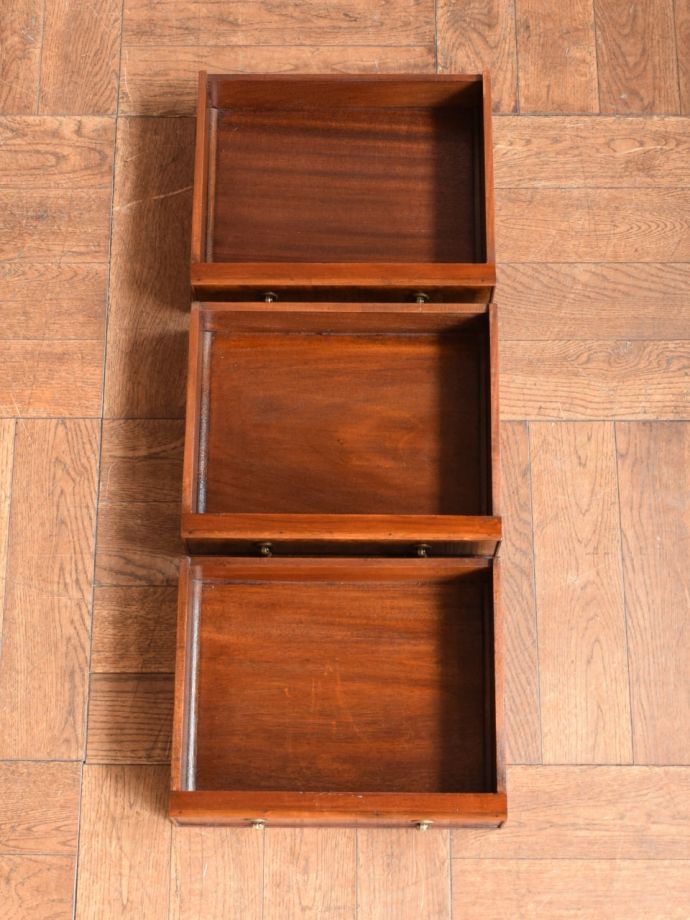 チェストの引き出しの中