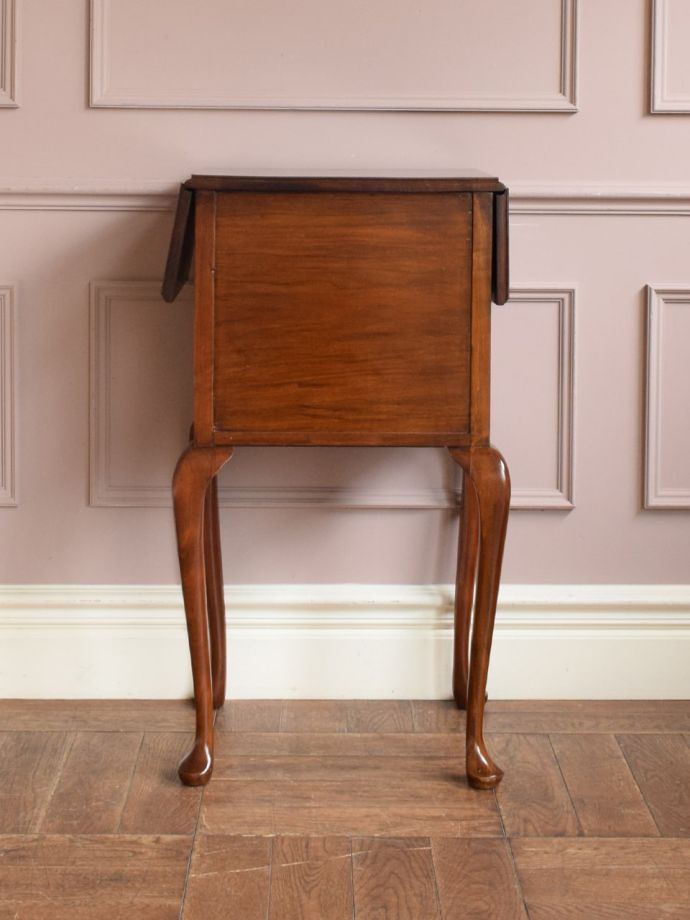 チェストの後ろ姿