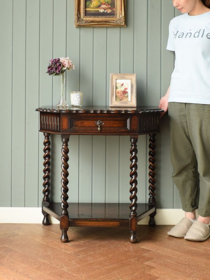英国アンティークのコンソールテーブル
