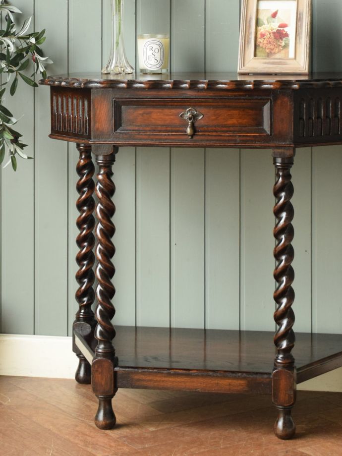 アンティーク家具らしさが漂うコンソールテーブル