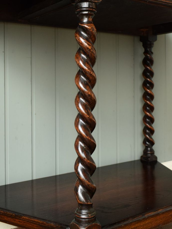 英国アンティーク家具らしい彫