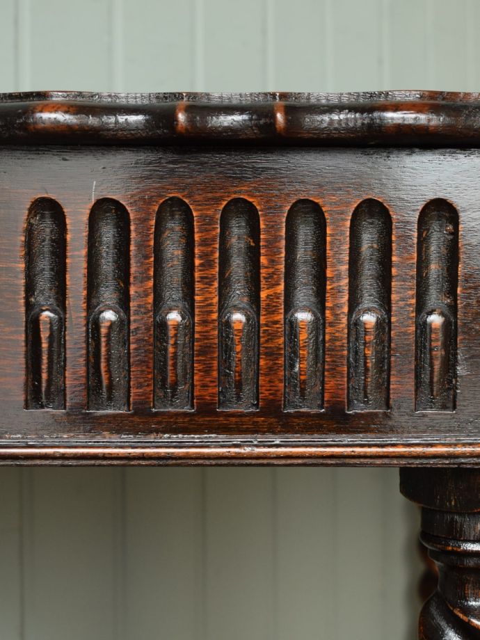 英国アンティーク家具らしい彫