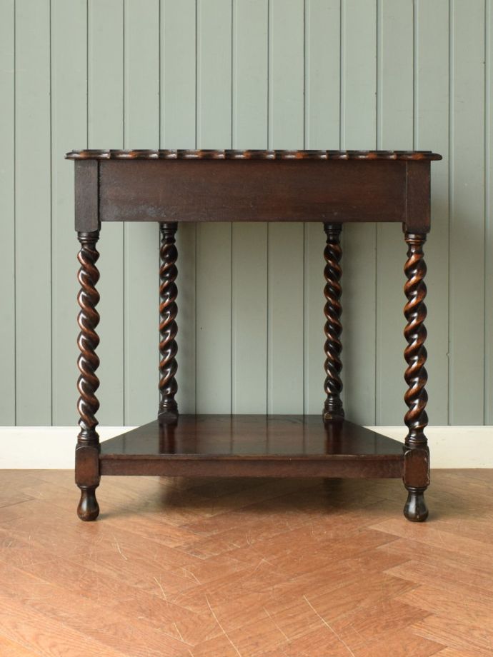 コンソールテーブルの後ろ姿