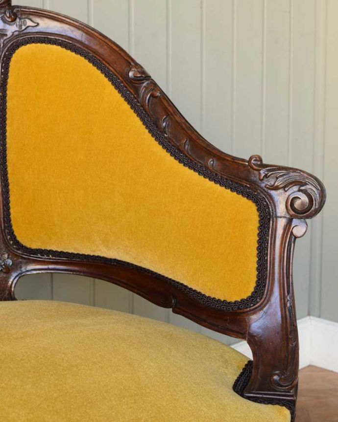 1Pソファ(ラウンジチェア)　アンティーク チェア　フランスで見つけた優雅なアンティークサロンチェア。アーム部分にも注目肘を掛けておけるアームチェアは座ったときにやっぱりラク。(q-336-c)