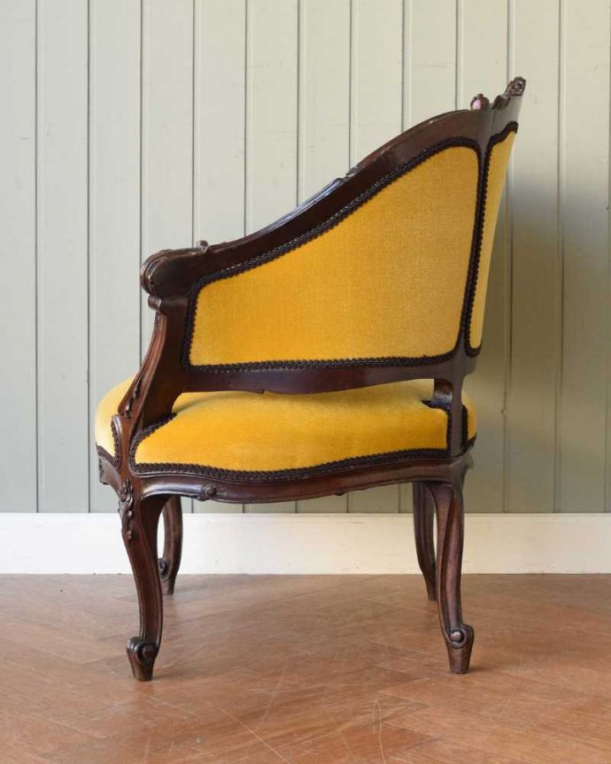 1Pソファ(ラウンジチェア)　アンティーク チェア　フランスで見つけた優雅なアンティークサロンチェア。横から見ても優雅な立ち姿横から見る姿も綺麗です。(q-336-c)