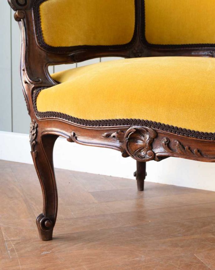 1Pソファ(ラウンジチェア)　アンティーク チェア　フランスで見つけた優雅なアンティークサロンチェア。床を滑らせて移動出来ますHandleではアンティークチェアの脚の裏にフェルトキーパーをお付けしています。(q-336-c)