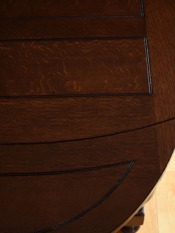 アンティークテーブルの木目