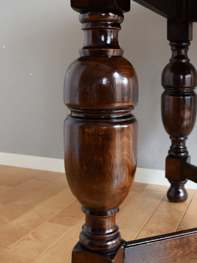 アンティークテーブルの彫