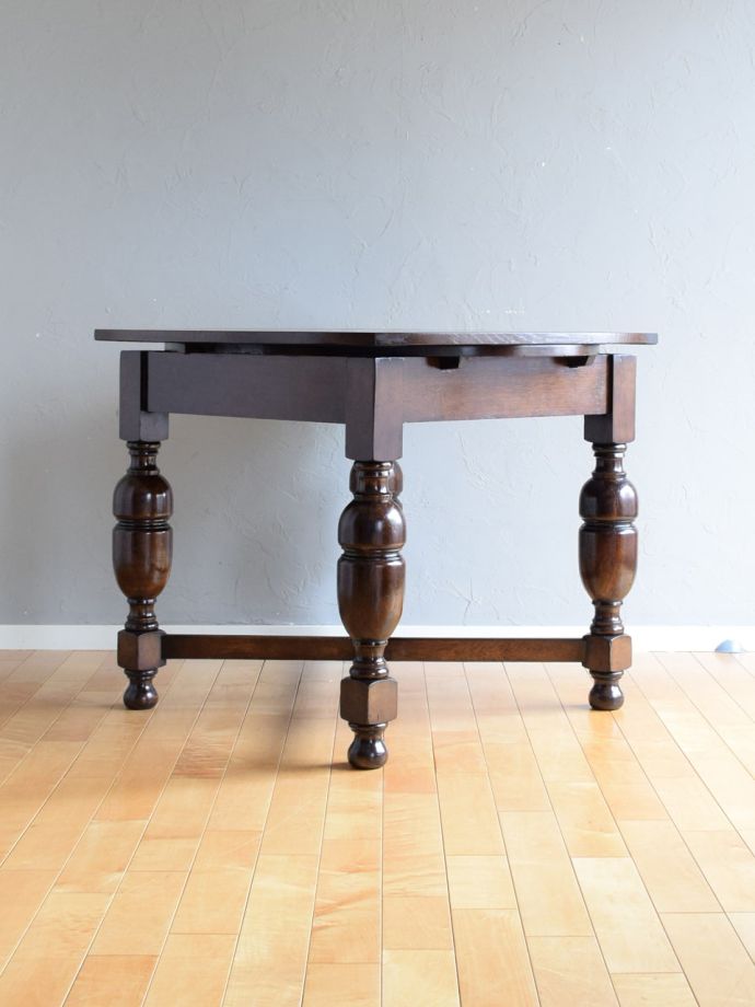 ドローリーフテーブルの横顔