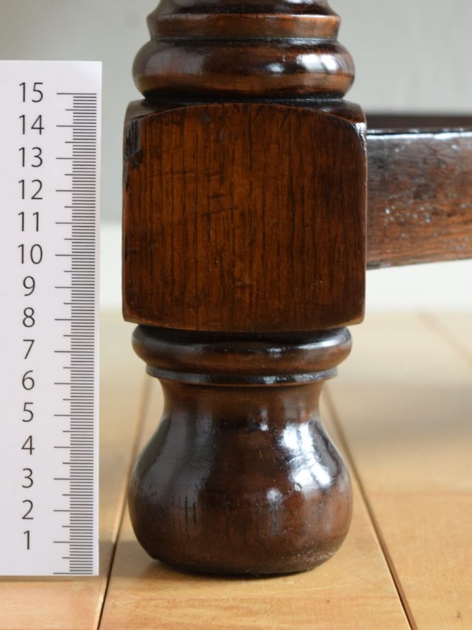 アンティークテーブルの脚