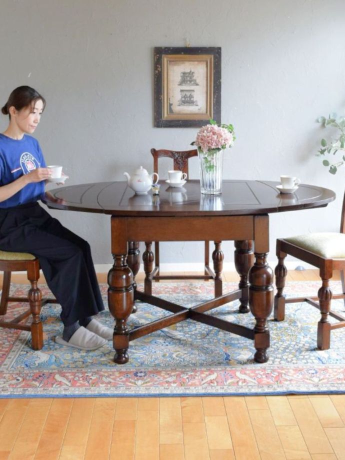 アンティークの伸長式ダイニングテーブル