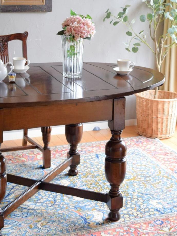 伸長式のおしゃれなアンティークテーブル