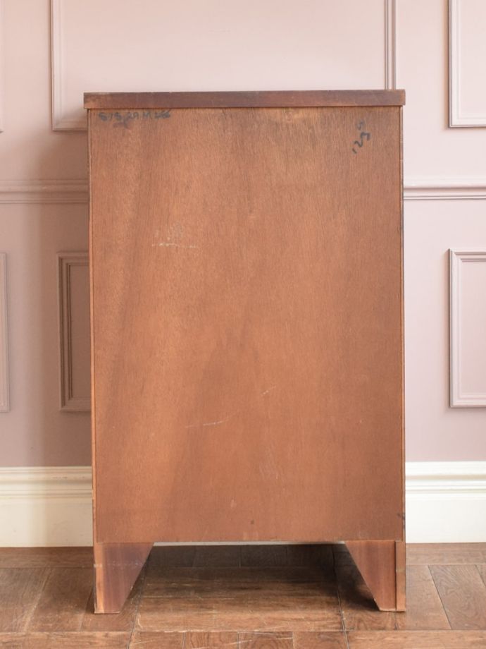 アンティークチェストの後ろ姿