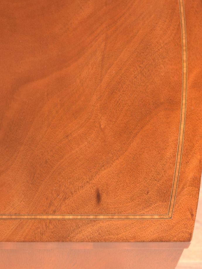 英国アンティーク家具らしい装飾