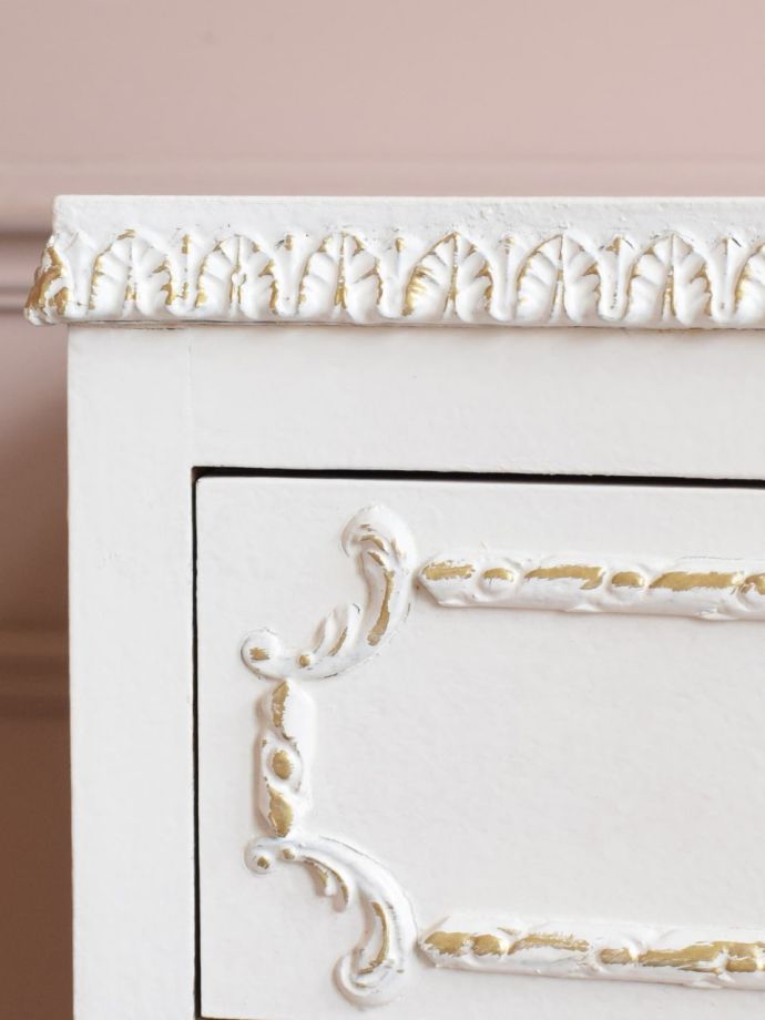 フランスアンティーク家具らしい装飾