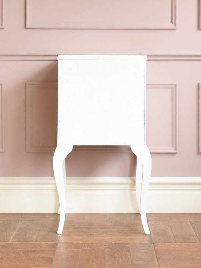 チェストの後ろ姿