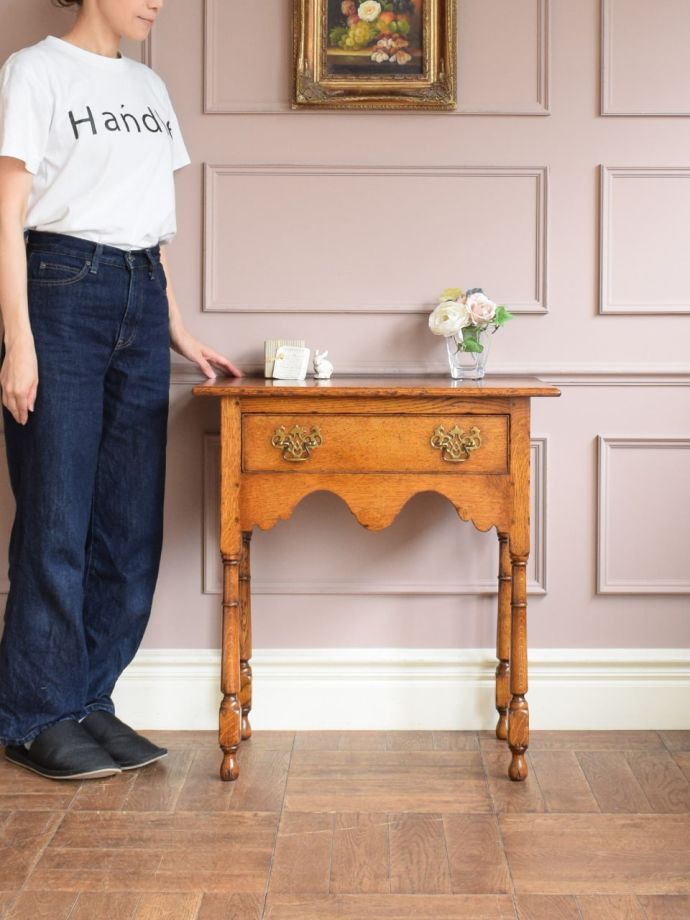 英国アンティークのコンソールテーブル