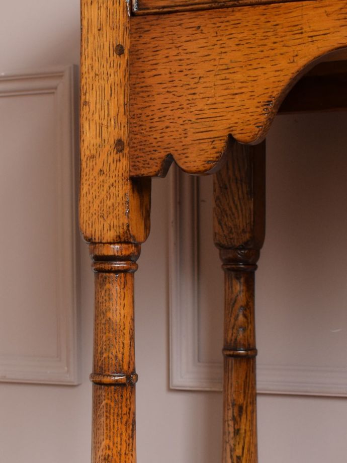 英国アンティーク家具らしい彫