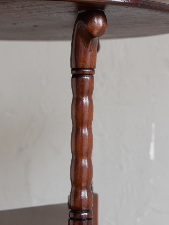 英国アンティーク家具らしい装飾