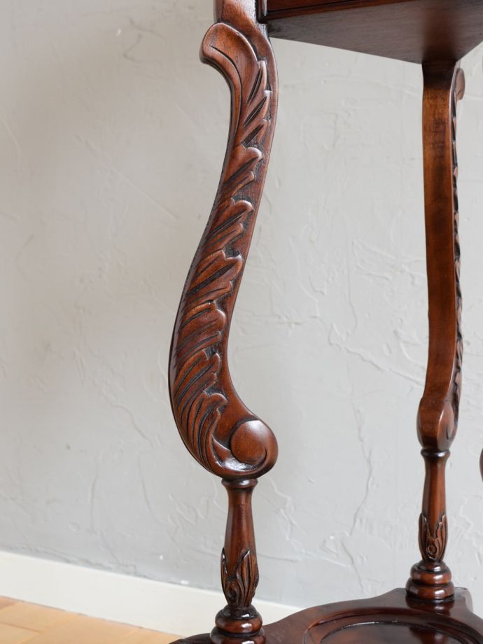 英国アンティーク家具らしい装飾