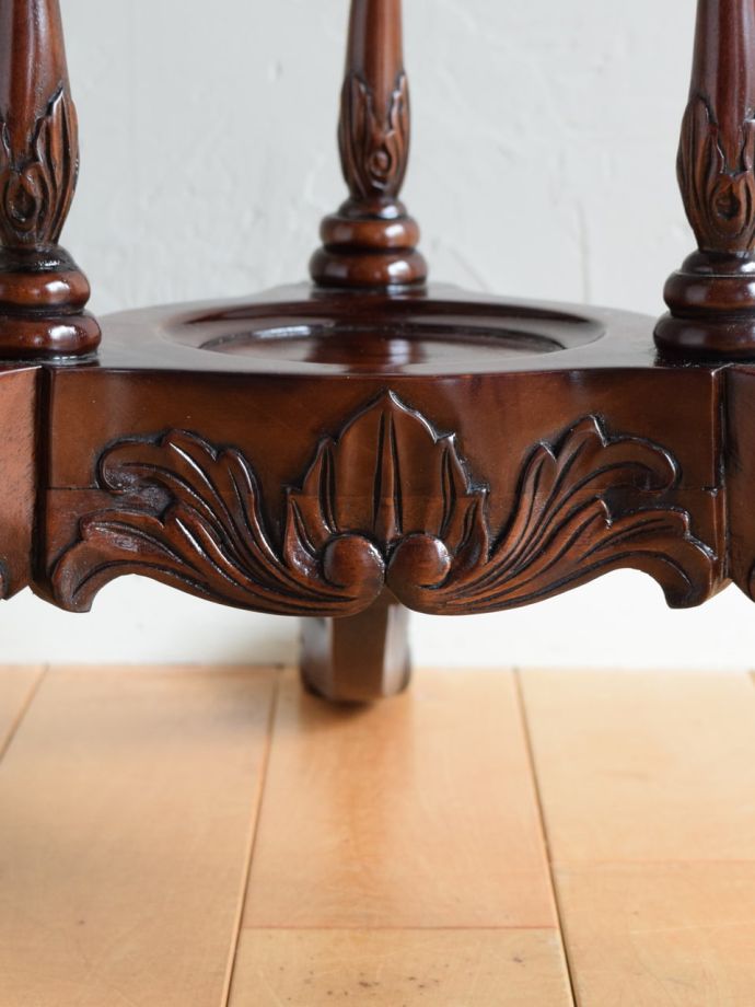 英国アンティーク家具らしい装飾