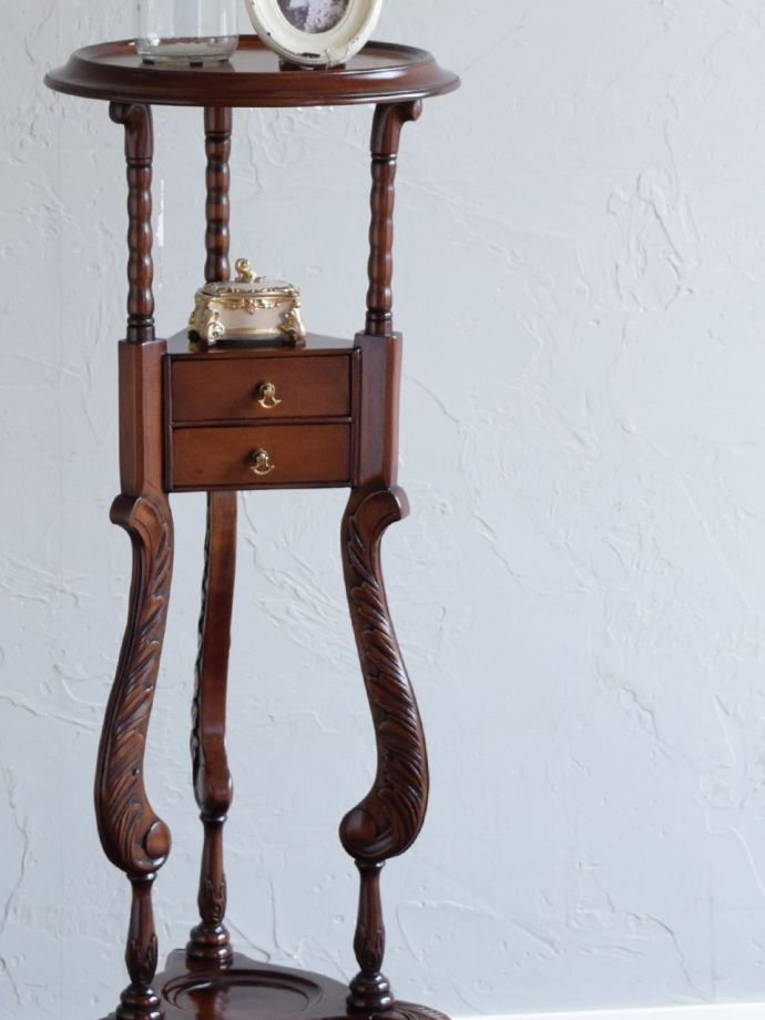 英国のアンティーク家具らしいデザイン